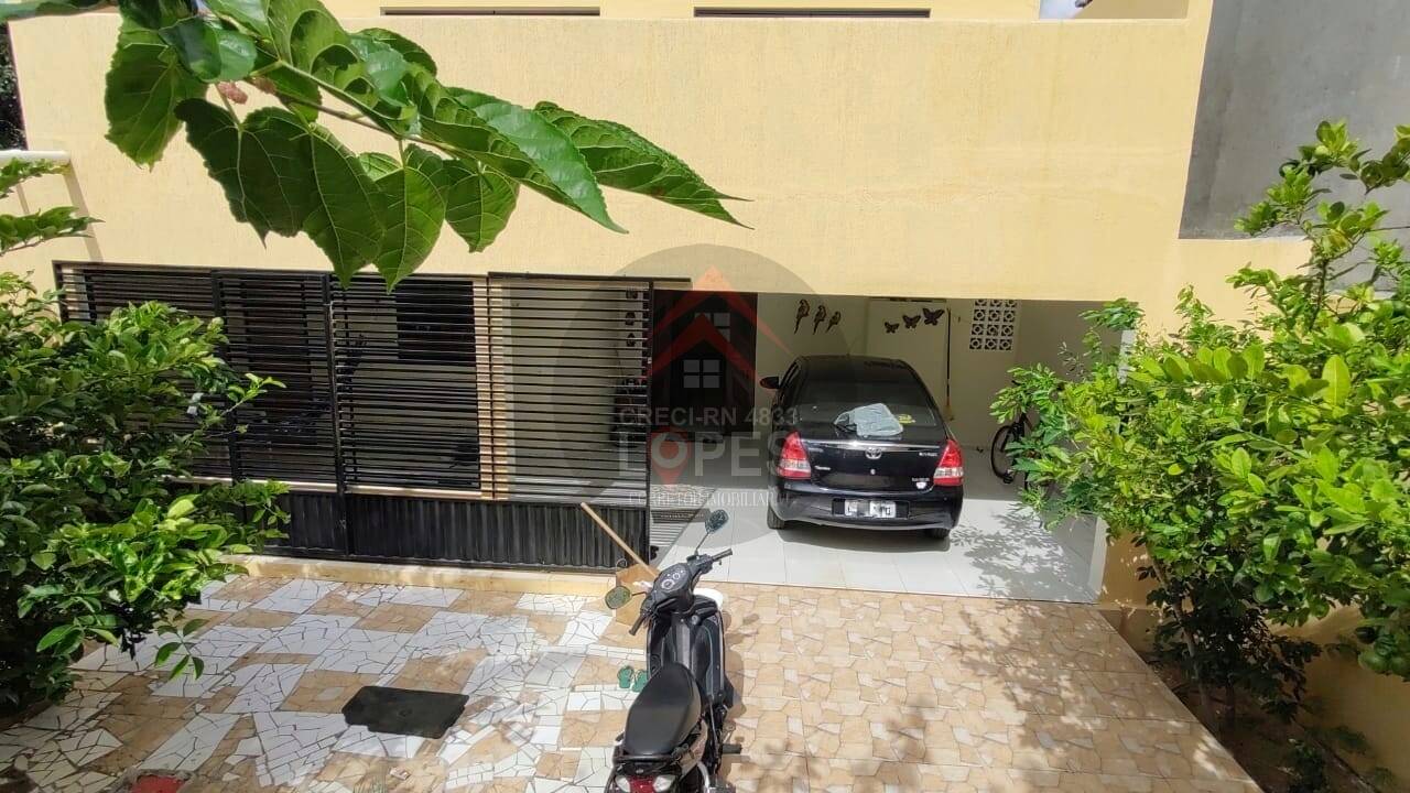 Casa à venda com 5 quartos, 200m² - Foto 1