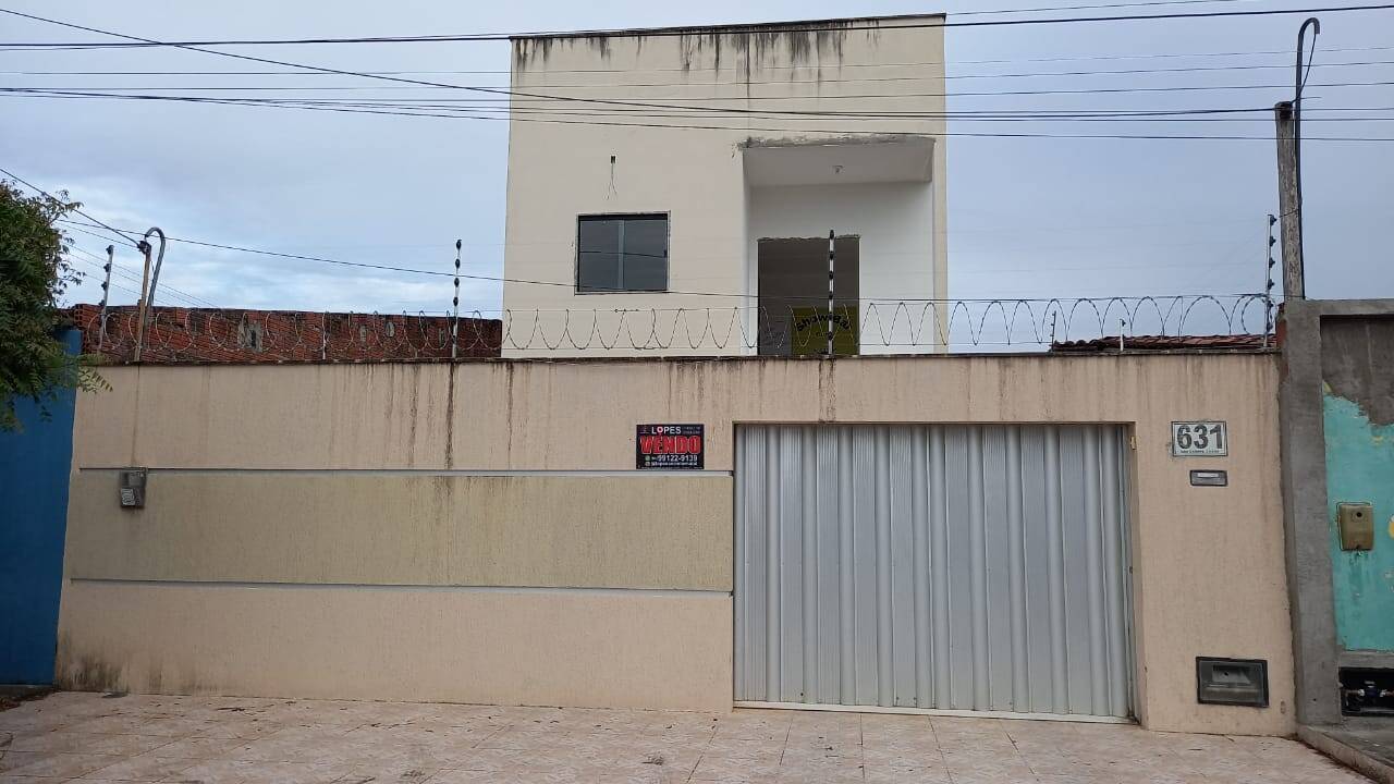 Casa à venda com 6 quartos, 200m² - Foto 1