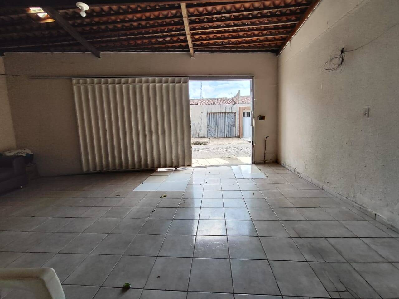 Casa à venda com 2 quartos, 80m² - Foto 2