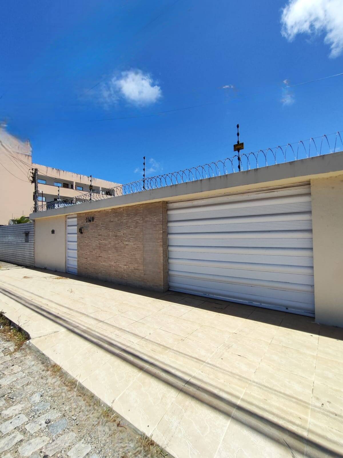 Casa à venda e aluguel com 4 quartos, 250m² - Foto 1