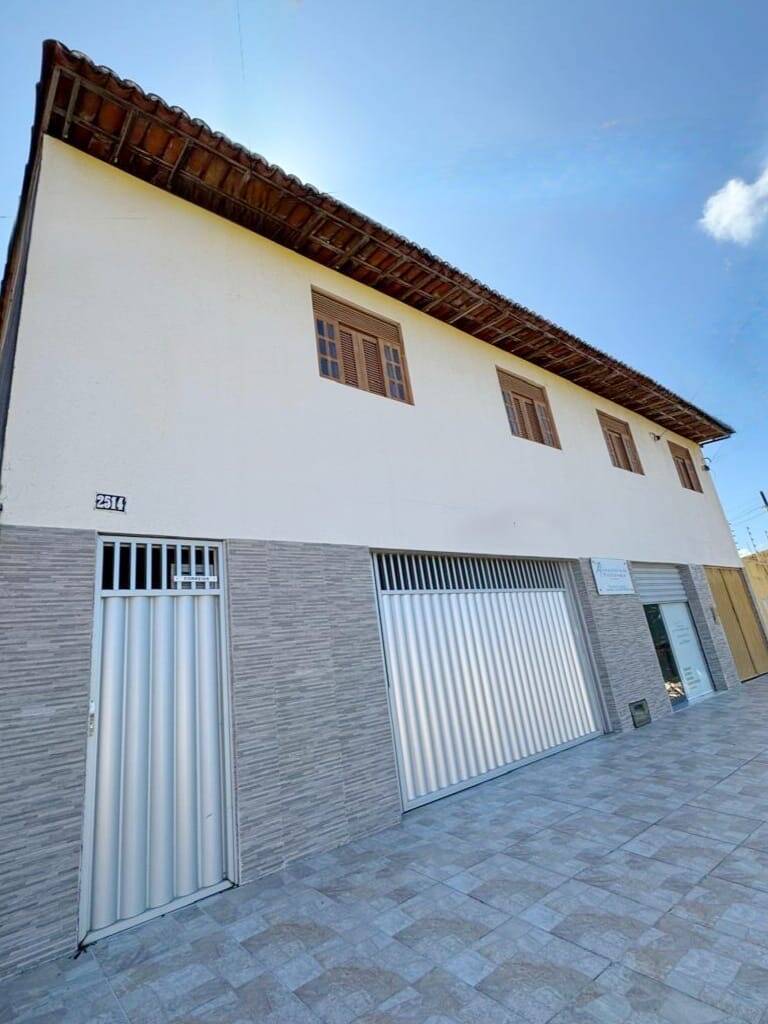 Casa à venda com 7 quartos, 280m² - Foto 1